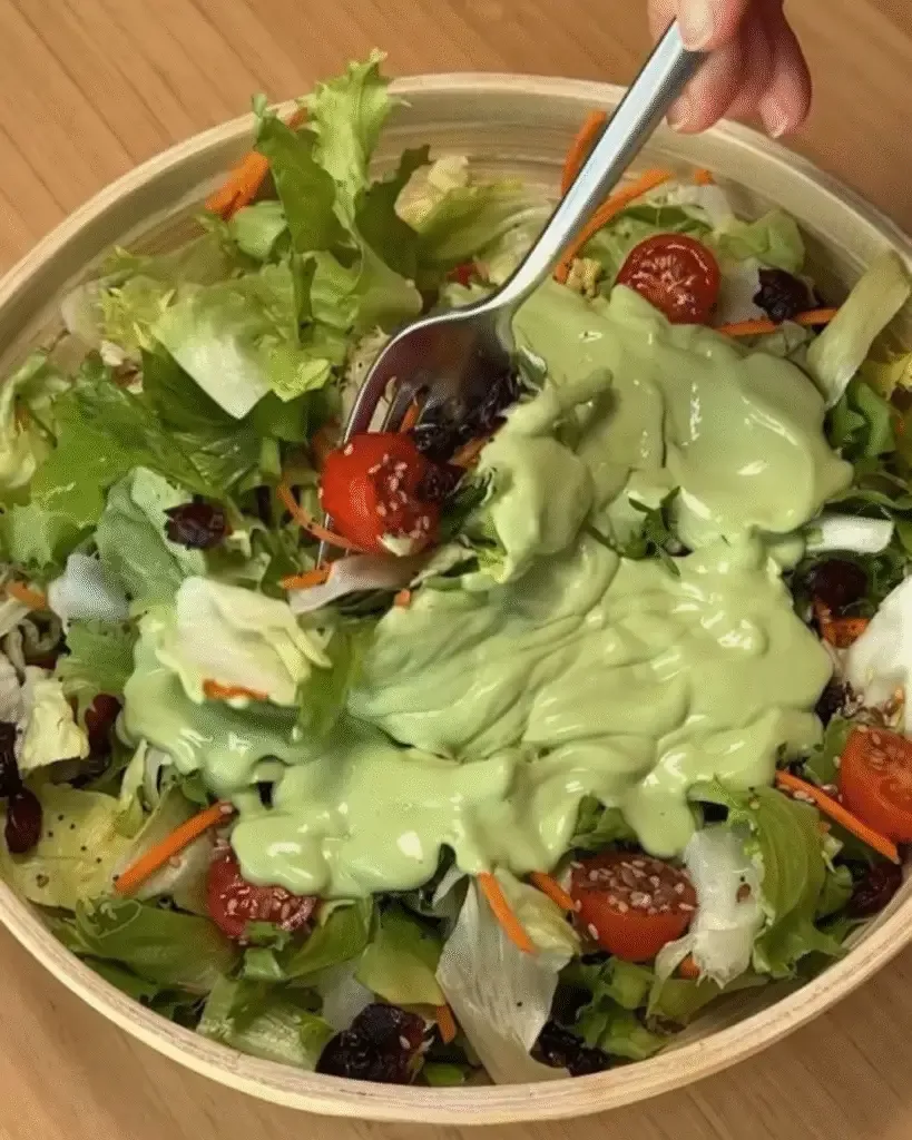 Insalata colorata in un barattolo di vetro con condimento fatto in casa