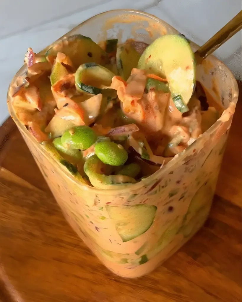 Dettaglio della consistenza e degli strati di un’insalata in barattolo